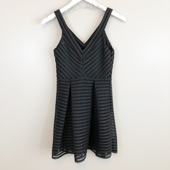 EXPRESS | Black Cocktail Party Dress V Neck Fit Flare New Eyelet Women’s 2 Short - Picture 3 of 3